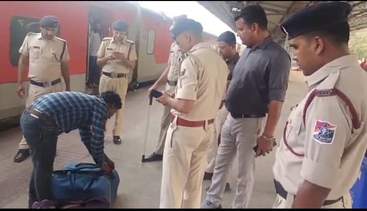 अरुणाचल एक्सप्रेस ट्रेन से 95 किलो गांजा बरामद, एक तस्कर गिरफ्तार