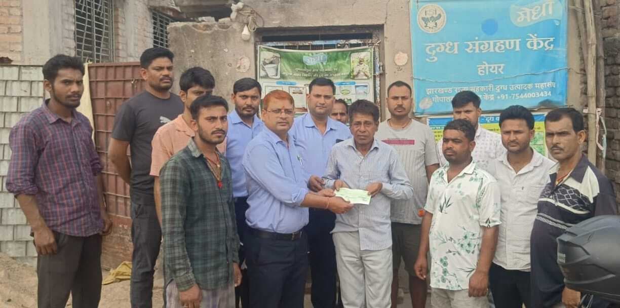 मेधा डेयरी की दुग्ध उत्पादक के परिजनों मिली तीन लाख की बीमा राशि