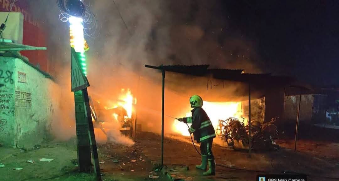 सूर्यगढ़ा में देर रात आगलगी, तीन काठ गुमटी जलकर नष्ट