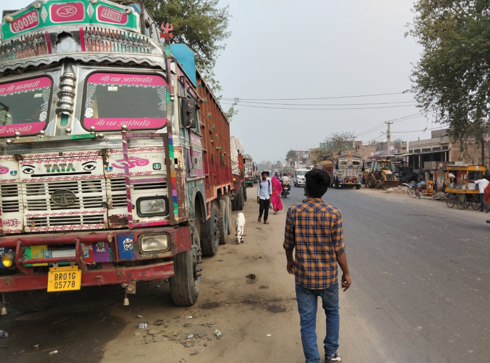 एनएच 80 के किनारे अब भी खड़े हो रहे भारी वाहन