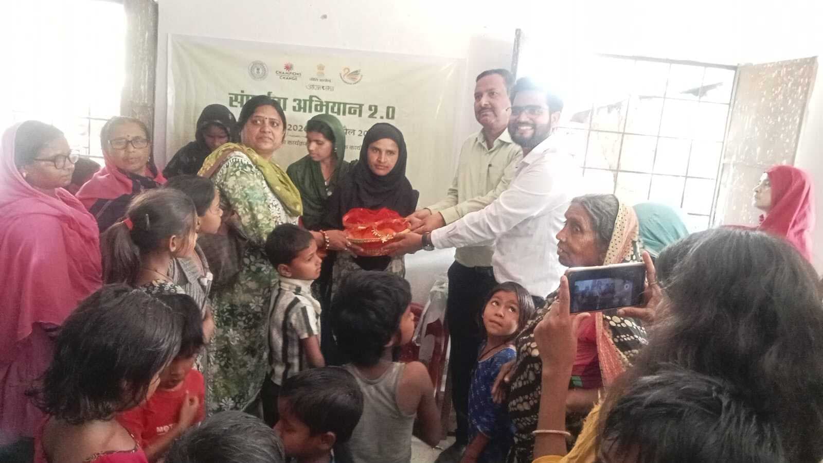 आंगनबाड़ी केंद्रों पर बच्चों को भेजनेवाली माता को किया पुरस्कृत