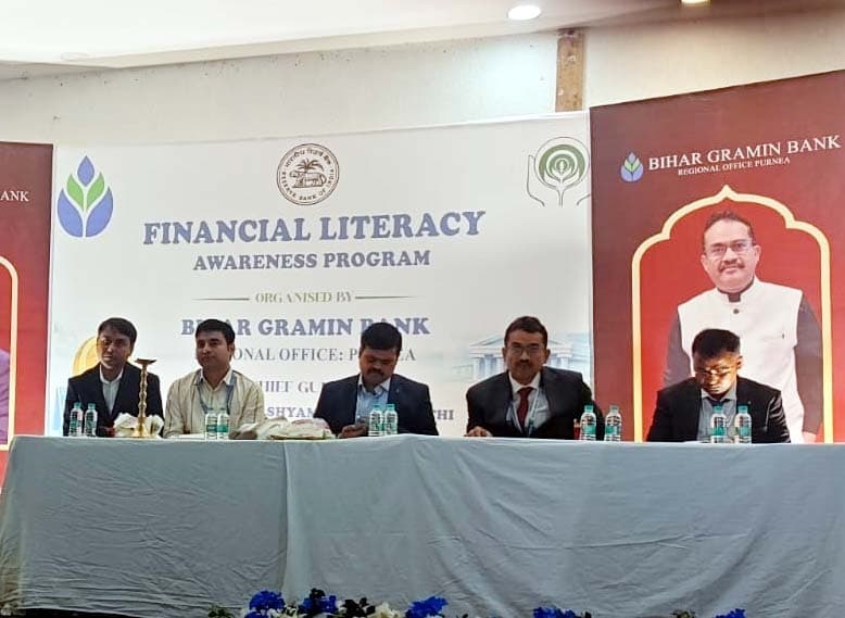 साक्षरता कैंप में जीविका दीदियों ने सुनायी सफलता की कहानी