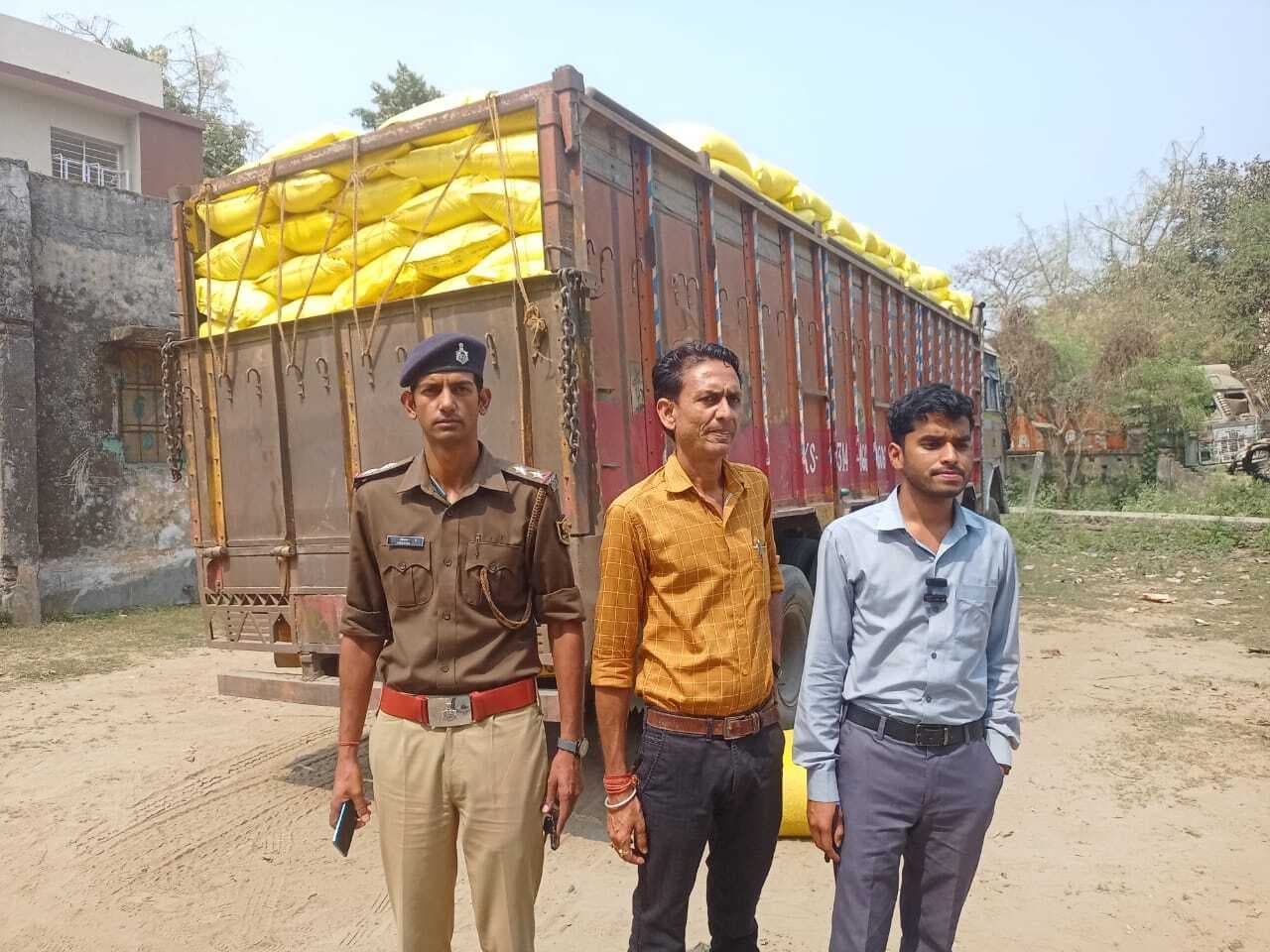 ट्रक पर लोड 666 बैग उर्वरक के साथ चालक व कालाबाजारी संचालक गिरफ्तार