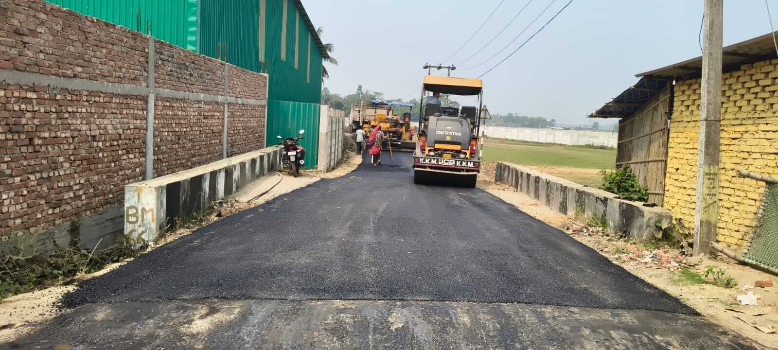 एनएच-327ई से लोधाबाड़ी तक सड़क मरम्मत तेज