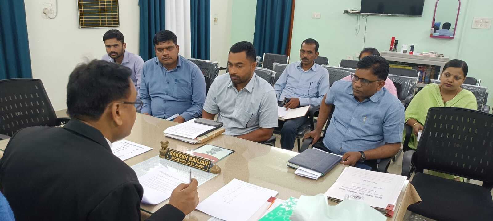 पक्षकारों को नोटिस जारी कर सुलह के माध्यम से मामलों का निबटारा करें