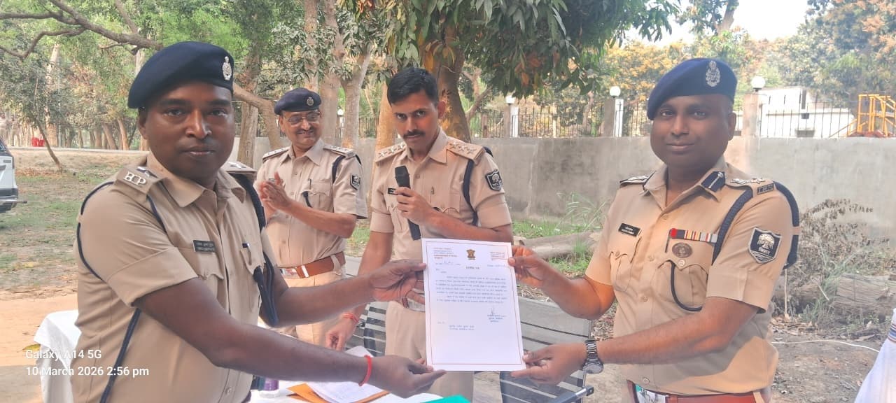 एसपी ने उत्कृष्ट प्रदर्शन करने वाले पुलिस पदाधिकारियों को प्रशस्ति पत्र देकर किया सम्मानित