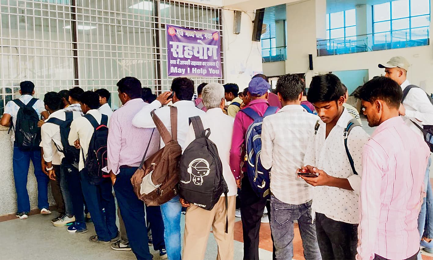 गया जंक्शन पर उमड़ी भीड़, डीडीयू के लिए आनन-फानन में चलानी पड़ी स्पेशल ट्रेन