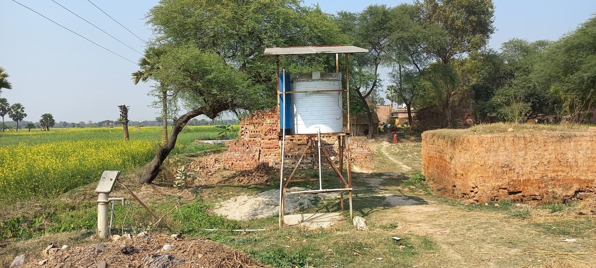 ग्रामीण मजबूर होकर खरीद रहे महंगा डब्बे वाला पानी