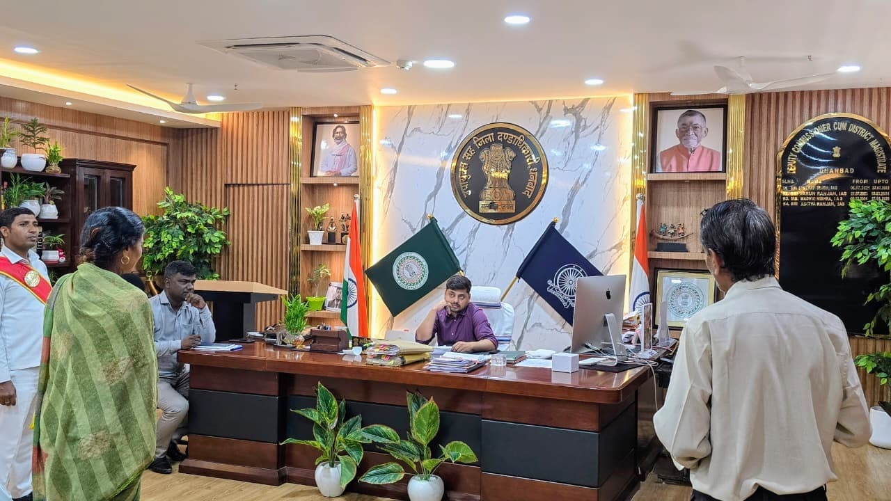 Dhanbad News: जनता दरबार में डीसी ने सुनी लोगों की समस्याएं, निष्पादन के दिये आदेश