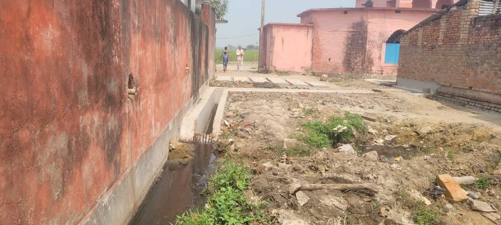 विद्यालय में पेयजल चारदीवारी की व्यवस्था नहीं होने से हो रही परेशानी