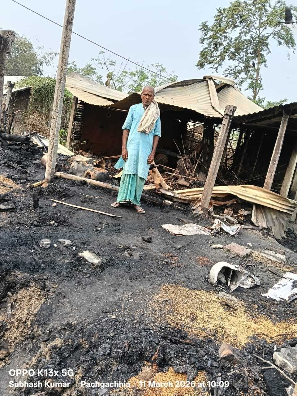 सुलगते राख से लगी आग, पांच घर जले