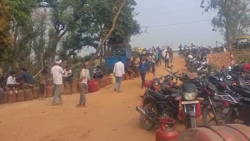 गैस एजेंसी के बाहर रोज लग रही उपभोक्ताओं की कतार