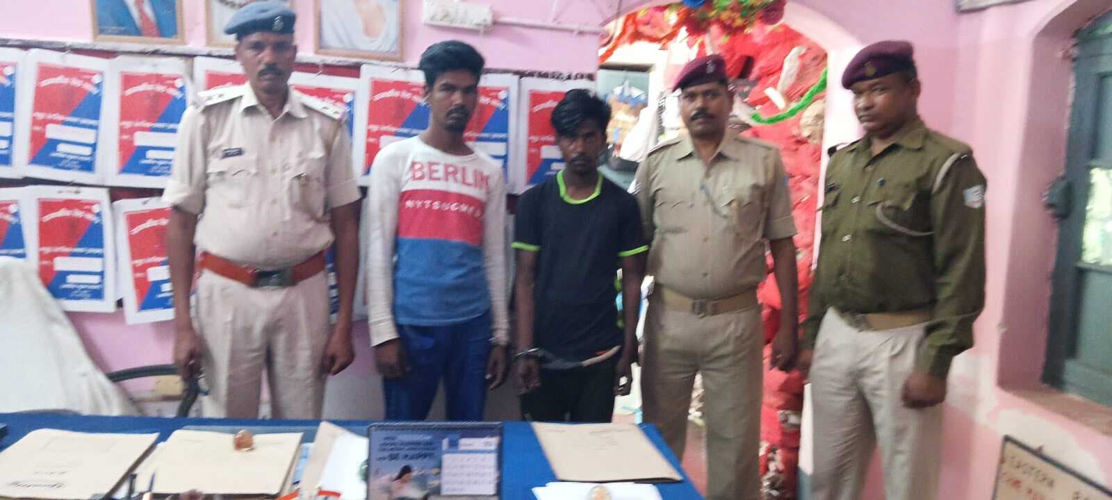 रेलवे स्टेशन पर मोबाइल छीनने के आरोप में दो गिरफ्तार