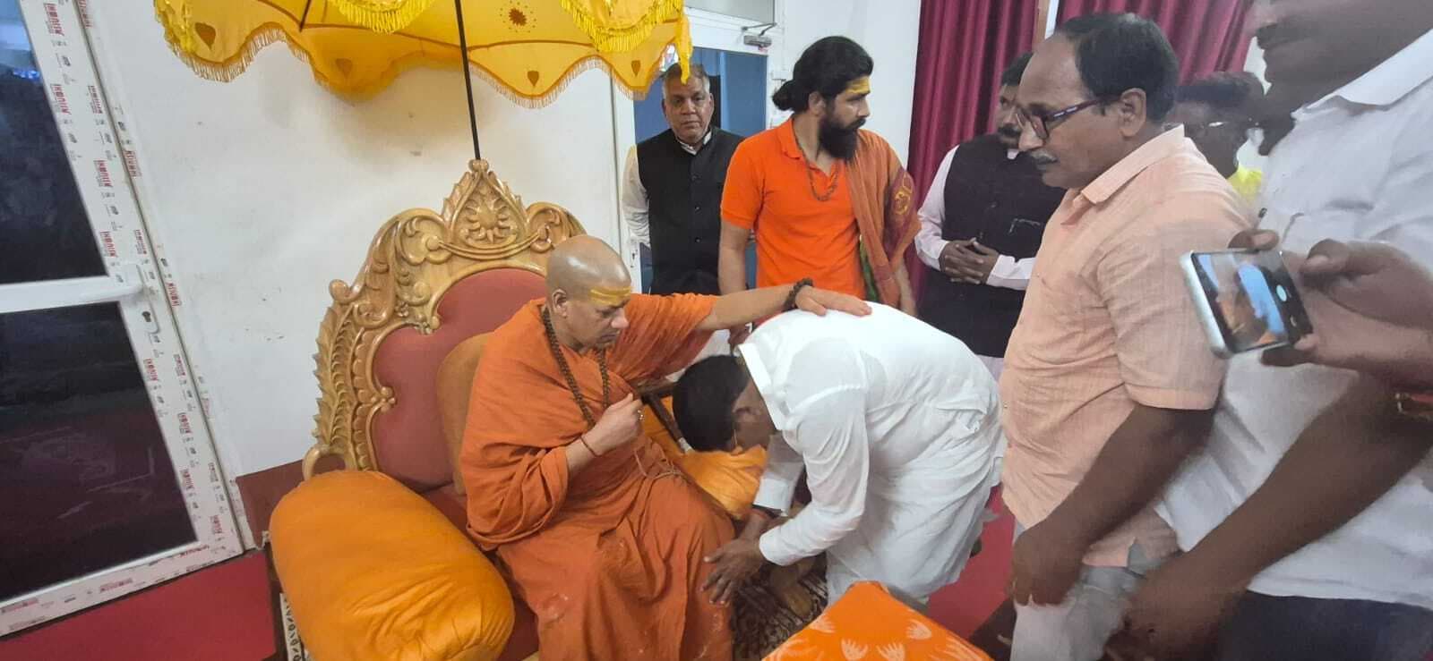 बाबा बैद्यनाथ धाम में स्वामी कैलाशानंद गिरि ने किया जलाभिषेक