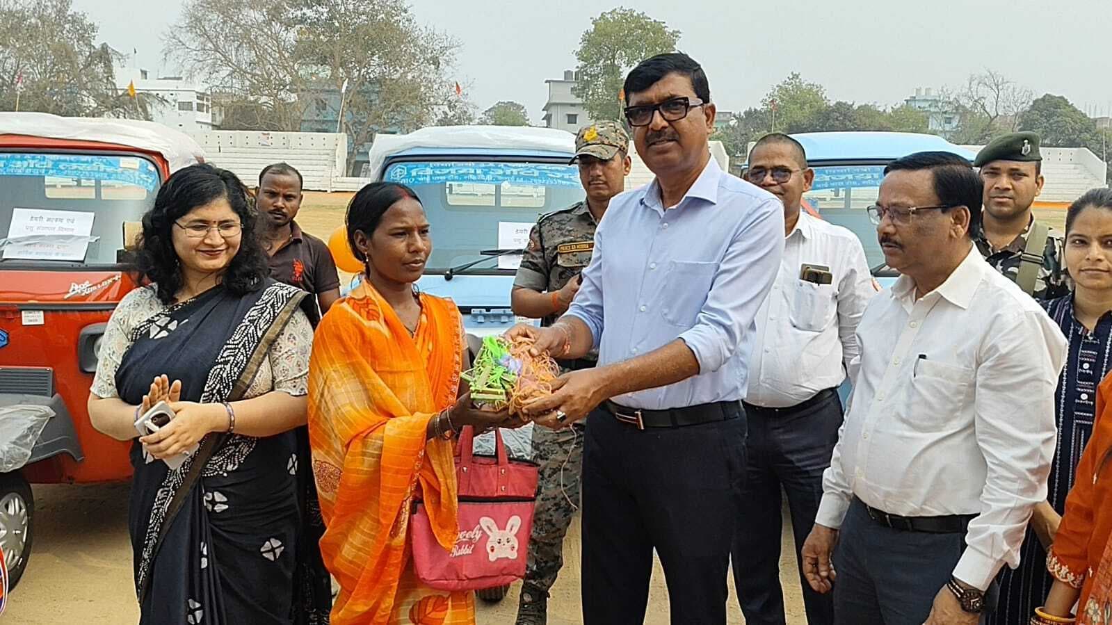 मत्स्यपालकों को मिला ई-रिक्शा व आधुनिक किट