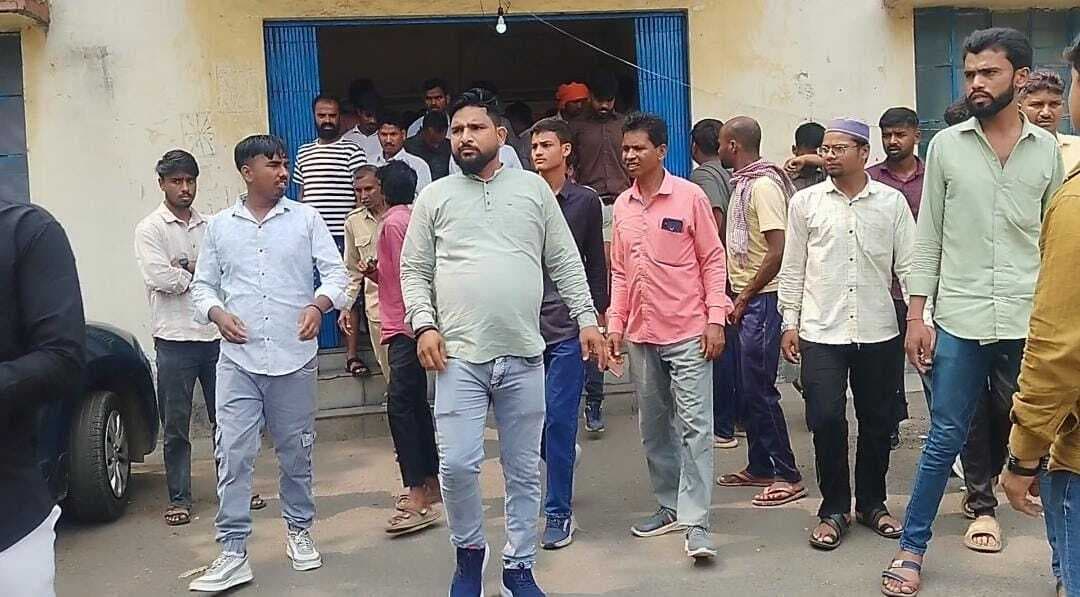 Giridih News :रिकवरी एजेंट ने वाहन सवार के साथ की मारपीट, एक घायल