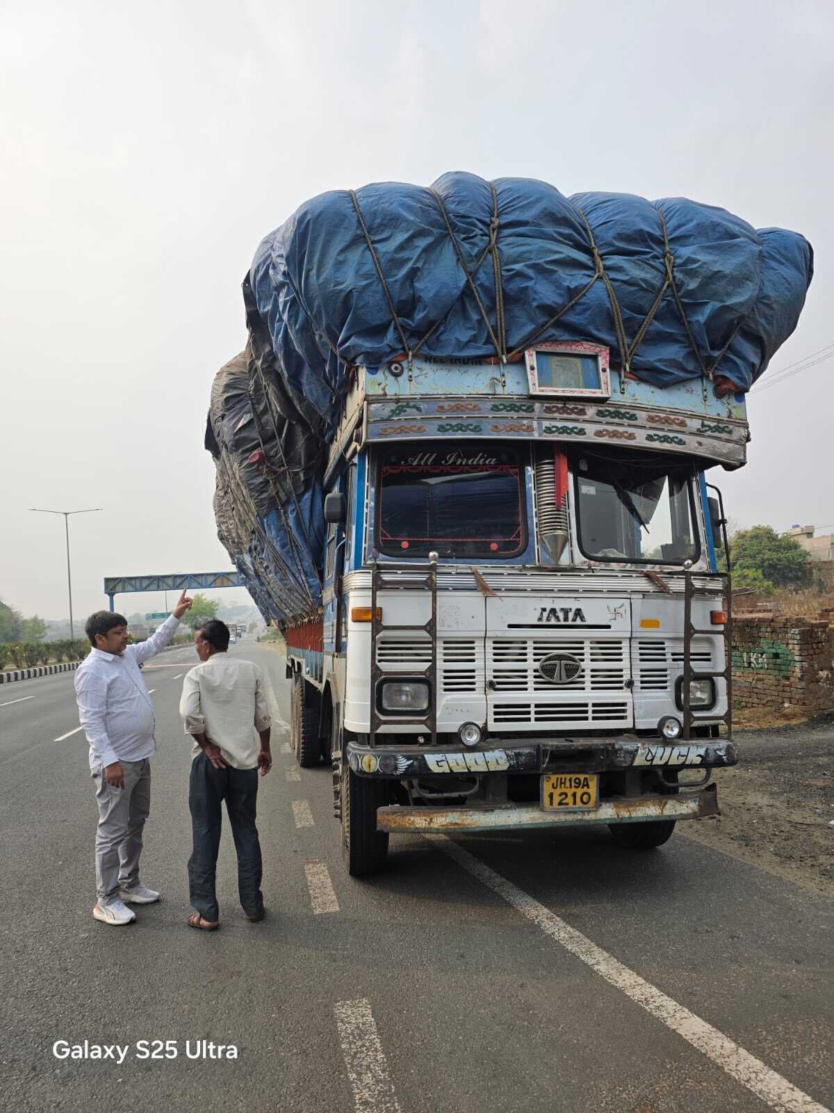 Giridih News :जांच अभियान में 10 भारी वाहनों से वसूला गया 1.80 लाख रु जुर्माना