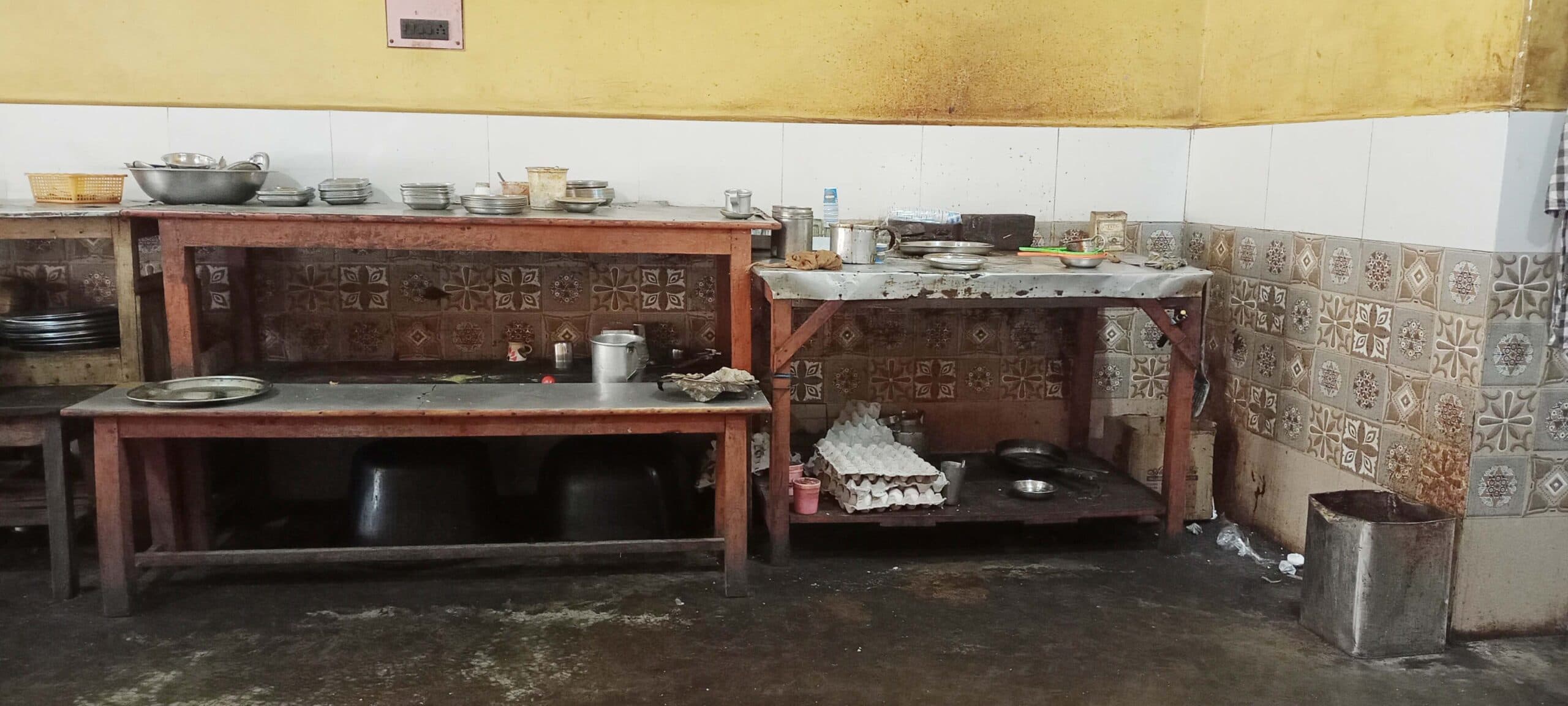 East Singhbhum News : रसोई गैस की किल्लत से ढाबे बंद मिट्टी के चूल्हे व कोयले की वापसी