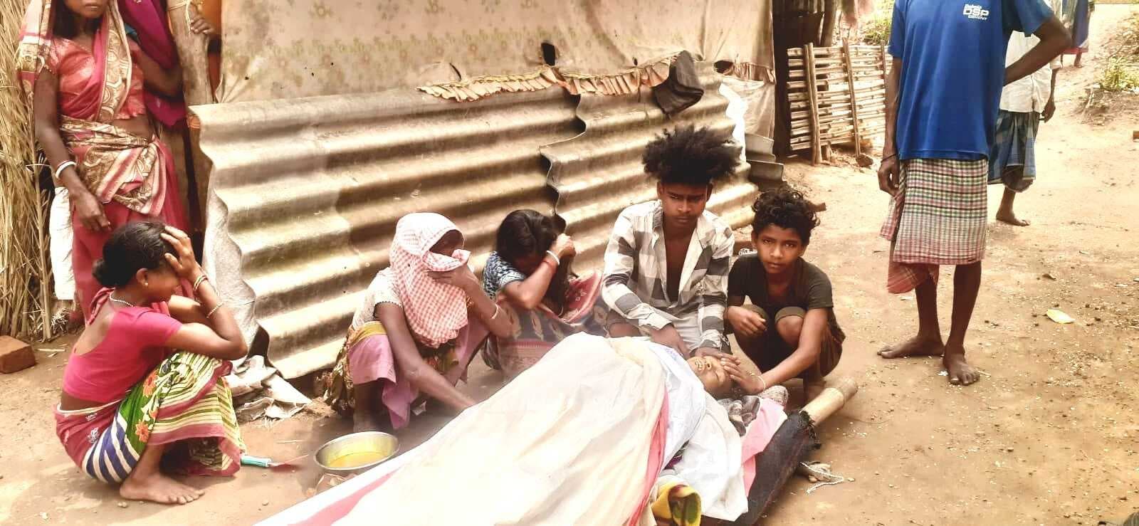 East Singhbhum News : विधवा मां की मौत से बेसहारा हुए दो बच्चे ग्रामीणों ने चंदा कर किया अंतिम संस्कार