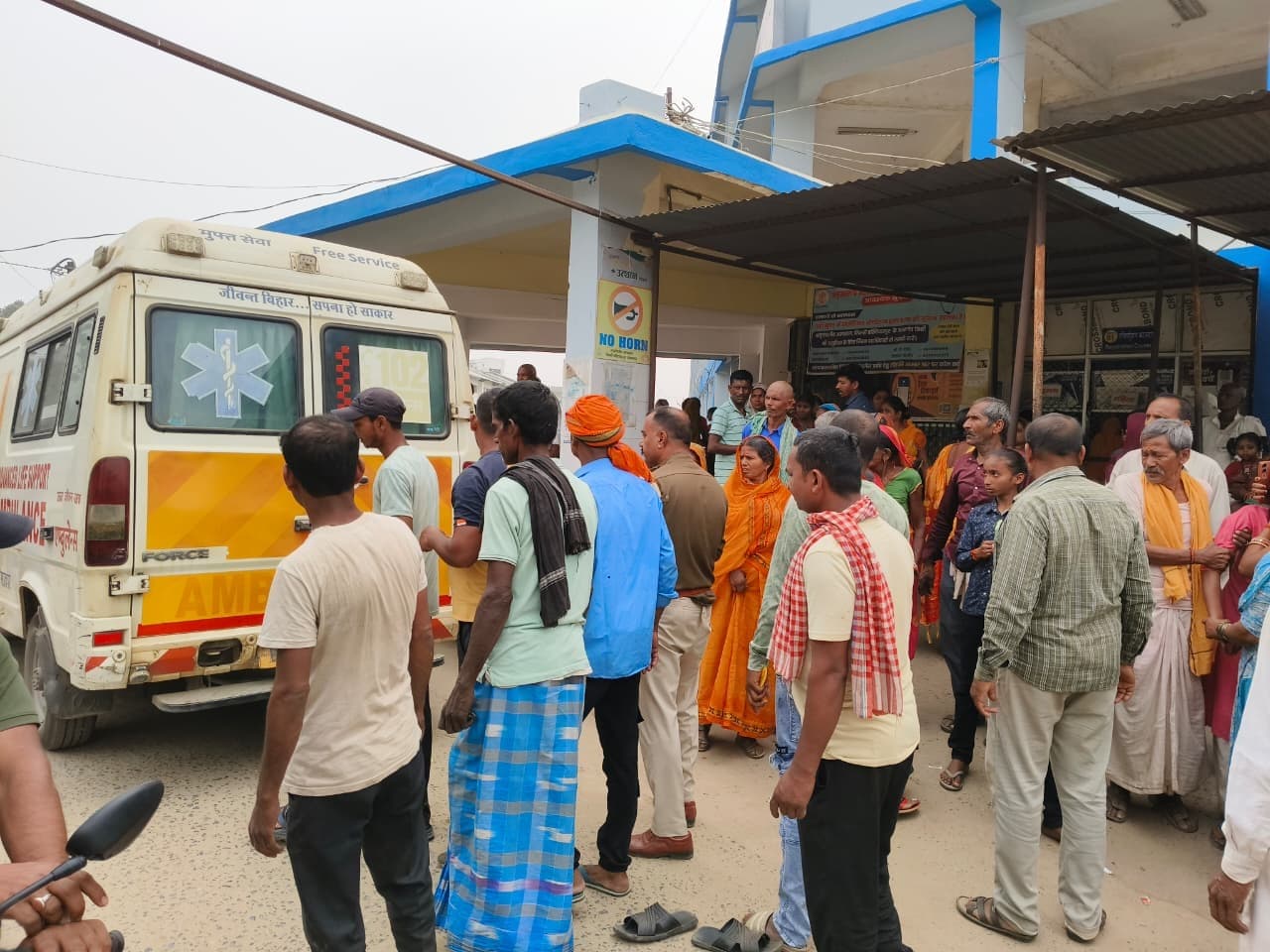 पेड़ काटते समय ऊंचाई से गिरा मजदूर, हालत नाजुक