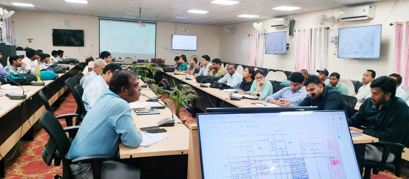 राजस्व कार्यों का है जनता से सीधा जुड़ाव, पारदर्शिता से करें काम : डीएम