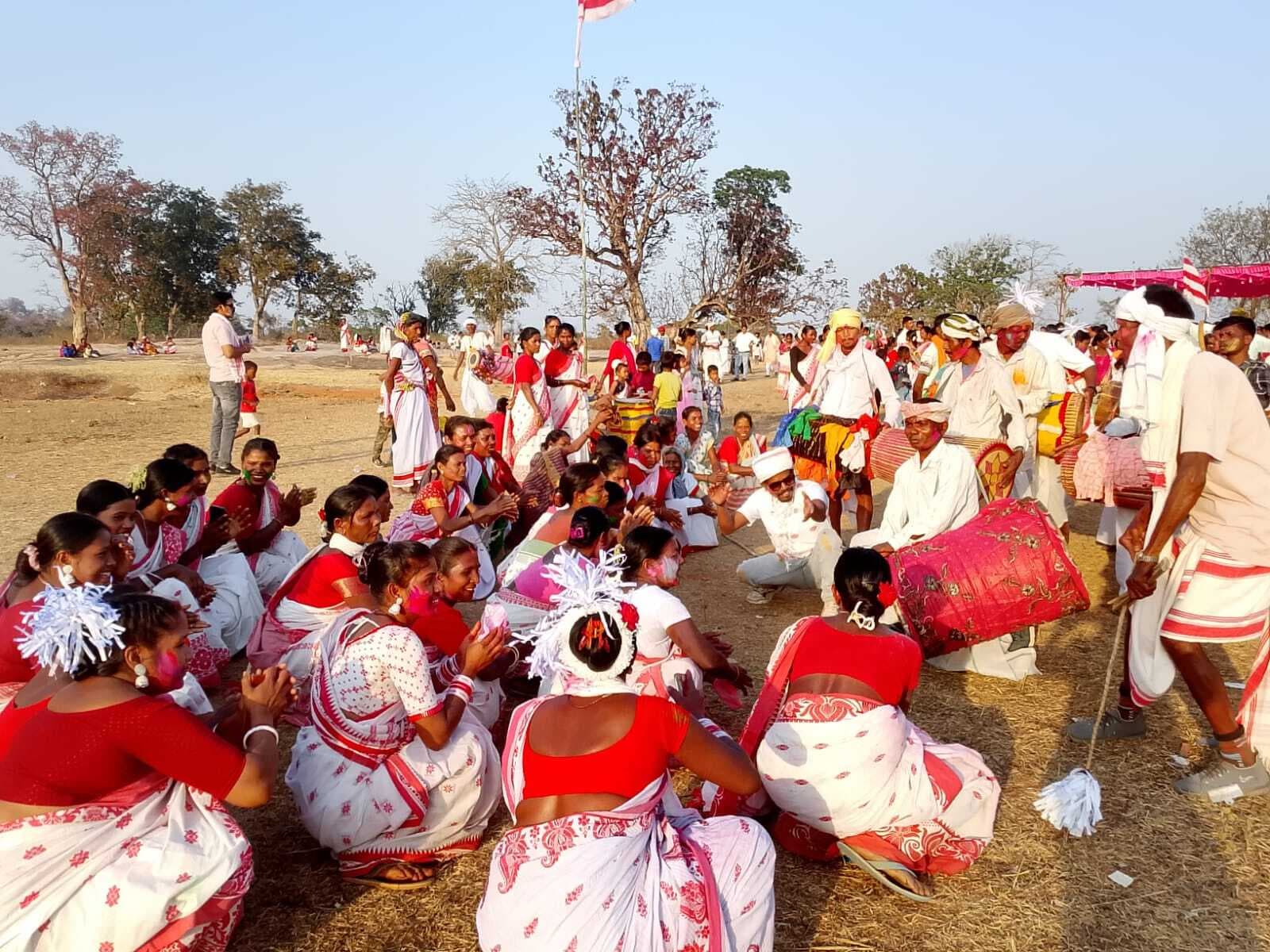 डुमरगड़ी में सरहुल मिलन समारोह का आयोजन