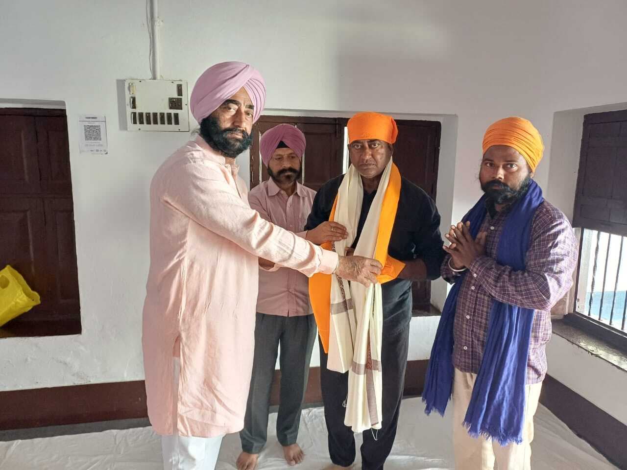 असम तीर्थयात्री ने गुरुद्वारा में शीश नवा हस्तलिखित ग्रंथ का किया दर्शन