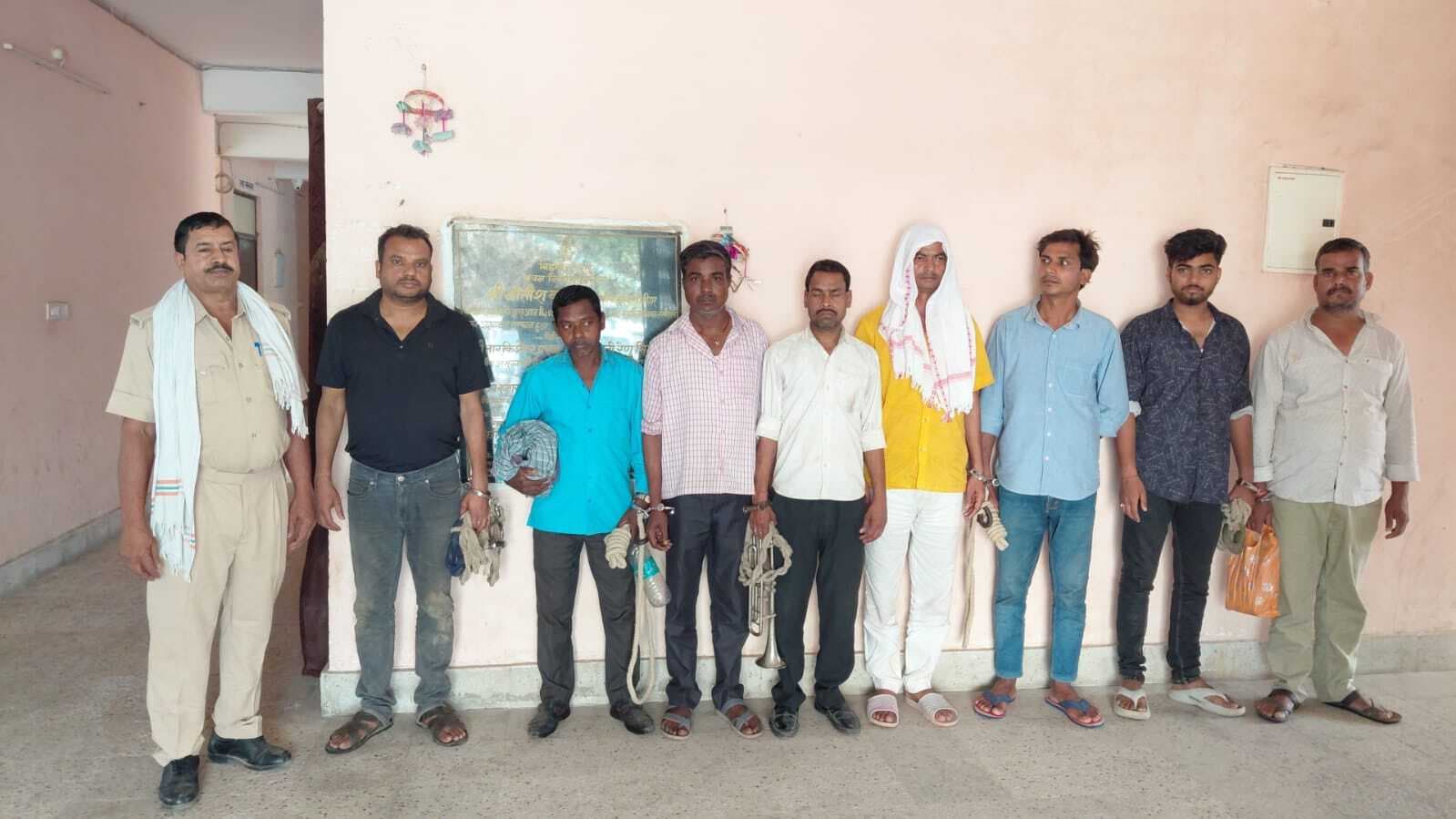 छापेमारी के दौरान दो शराब तस्कर व सात शराबी गिरफ्तार