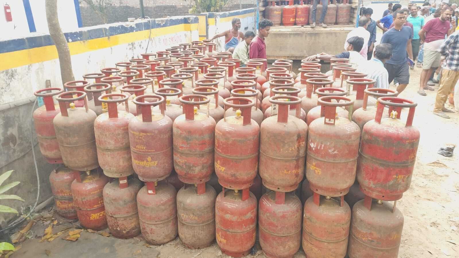 एलपीजी की किल्लत के अफवाहों से वीरपुर में गैस के लिए लग रही लंबी कतारें