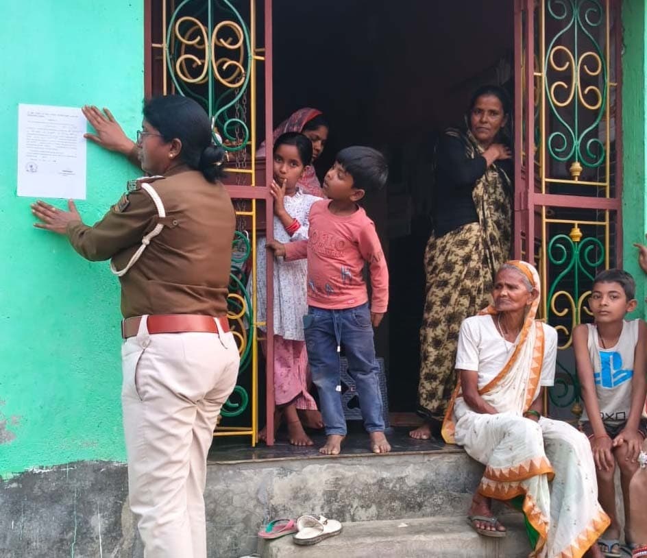 वारंटी के घर चिपकाया इश्तेहार