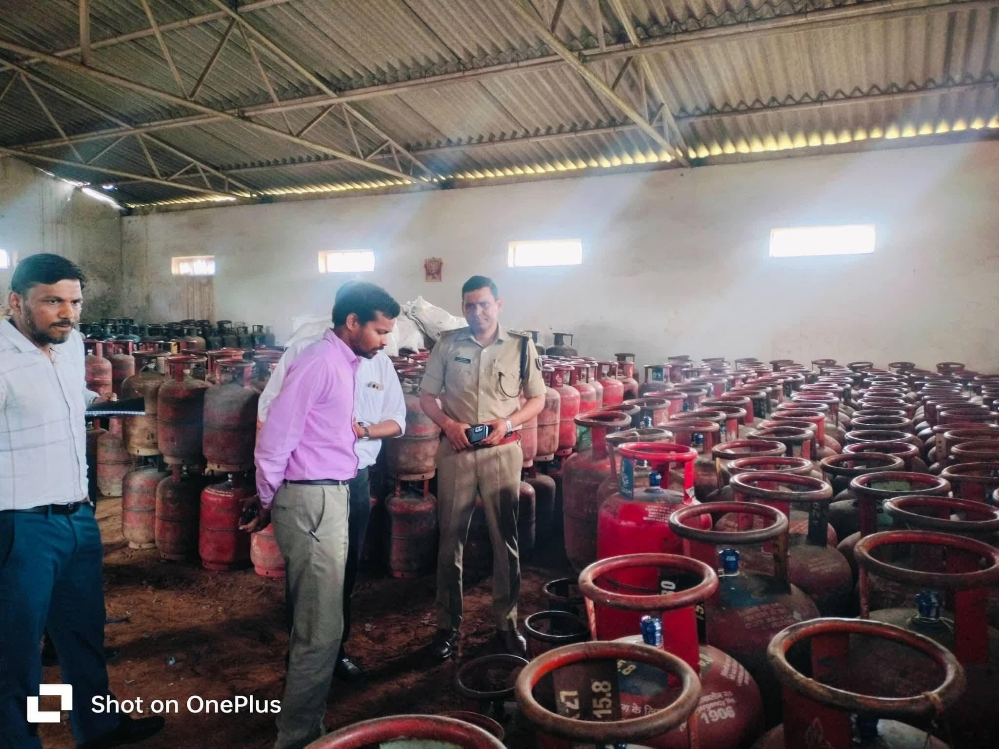 एलपीजी की किल्लत की खबरें महज अफवाह, डीएम-एसपी ने गैस गोदाम पहुंच कर की जांच