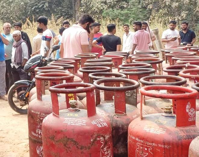 गैस की किल्लत के बीच मरीजों के खाने को लेकर जीविका दीदी ने अस्पताल प्रबंधन को दिया अल्टीमेटम