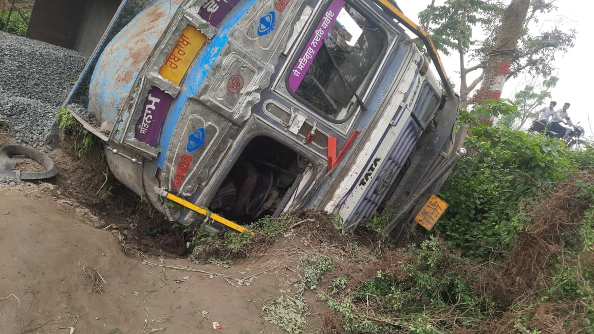 गिट्टी लदा ट्रक पलटा, उपचालक जख्मी