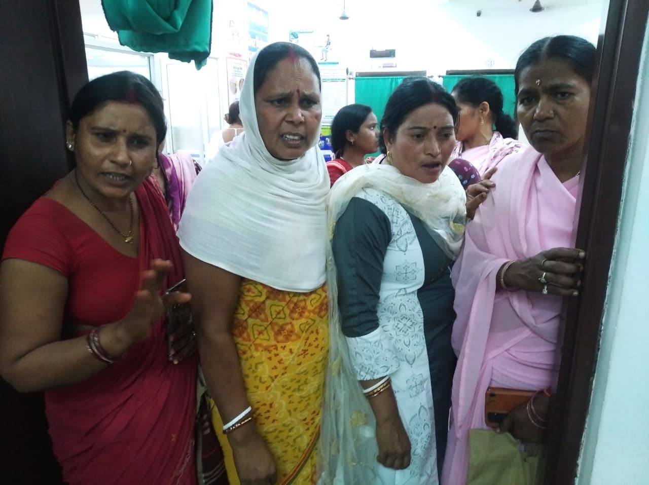 सात माह से बकाया मानदेय नहीं मिलने पर आशा ने पीएचसी में किया हंगामा