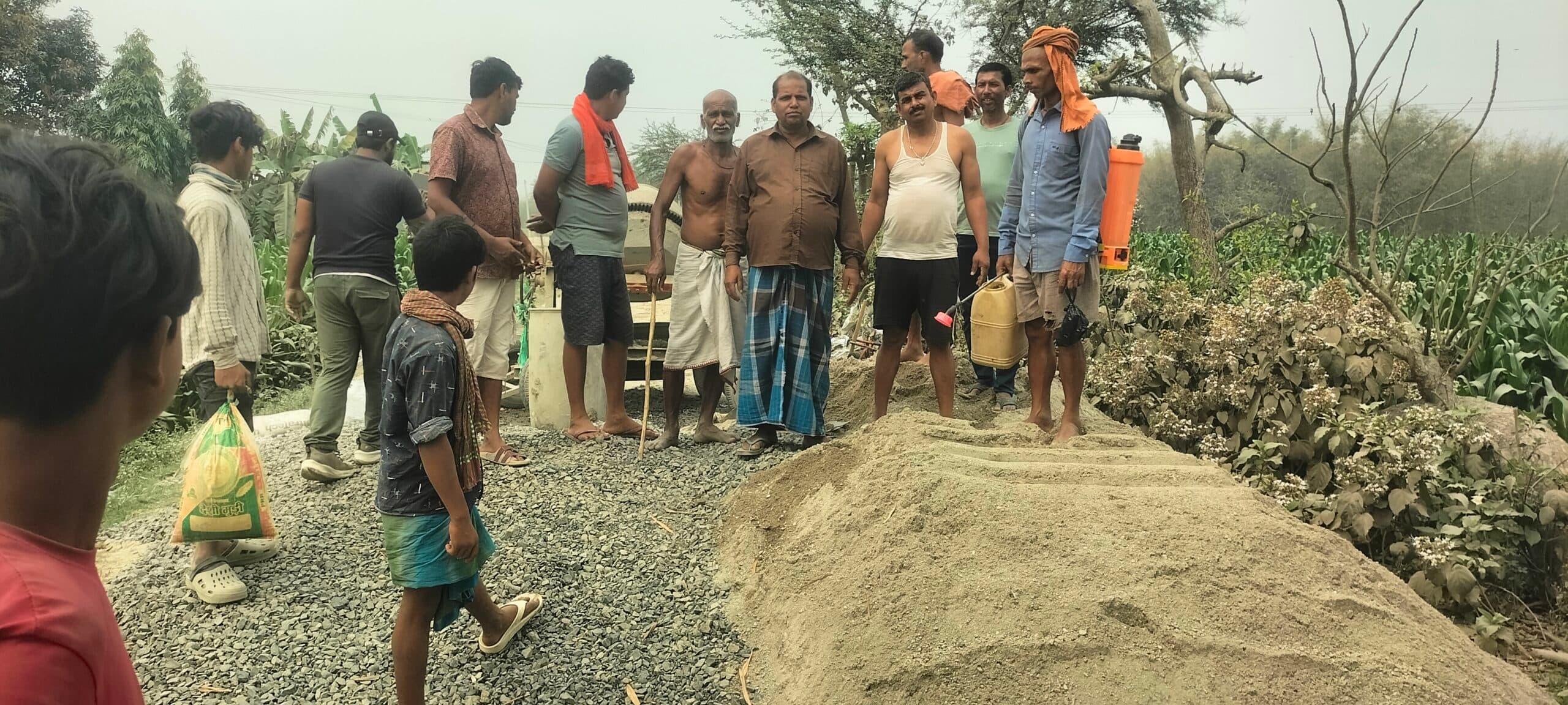 सड़क निर्माण में अनियमितता, ग्रामीणों ने किया प्रदर्शन