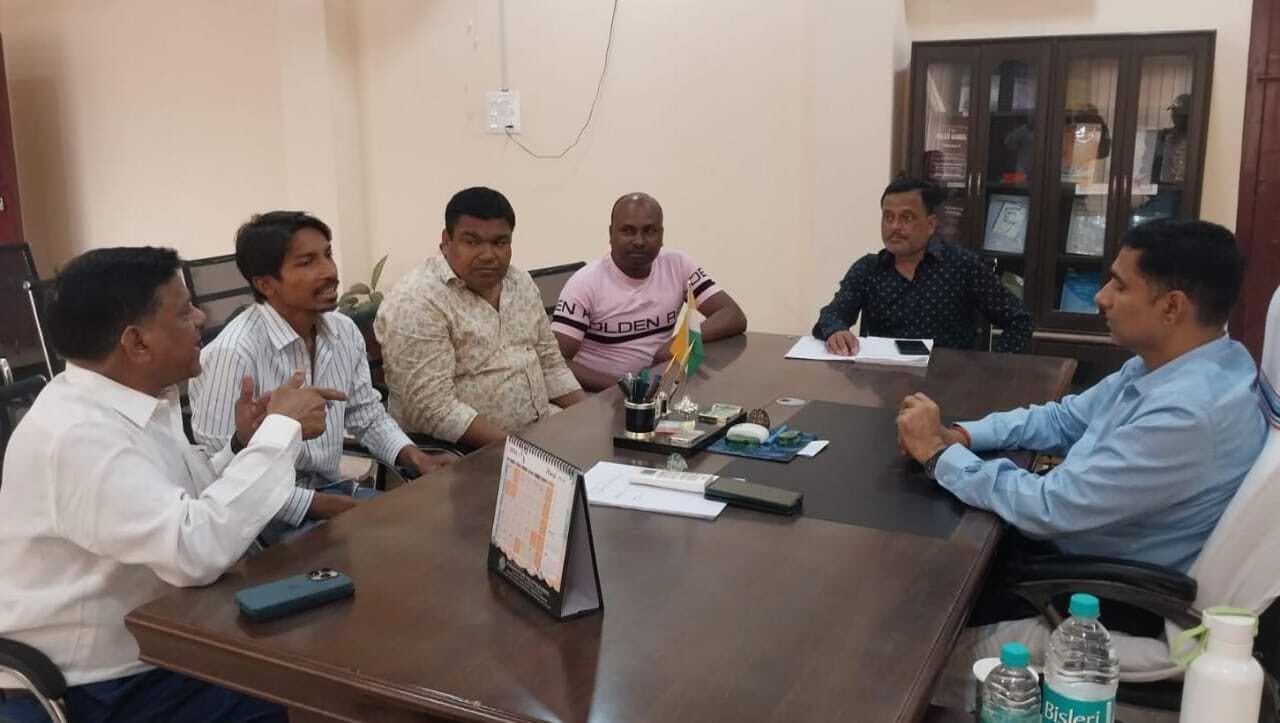 Deoghar news : रसोई गैस की कालाबाजारी करने वाले गैस संचालकों पर कड़ी कार्रवाई की जायेगी : एसडीओ