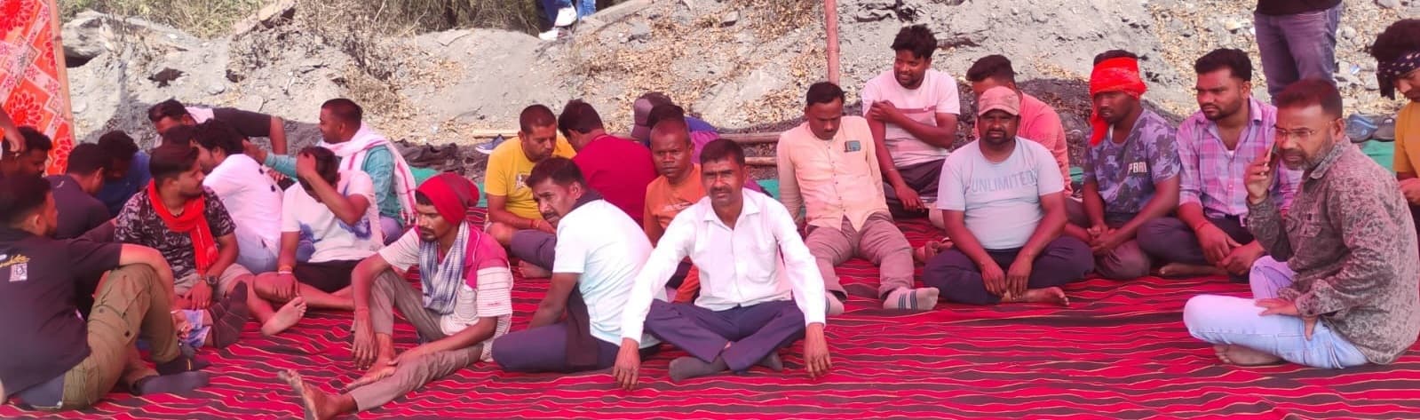 पिपरवार में भाड़ा वृद्धि को लेकर धरने पर बैठे ट्रक मालिक