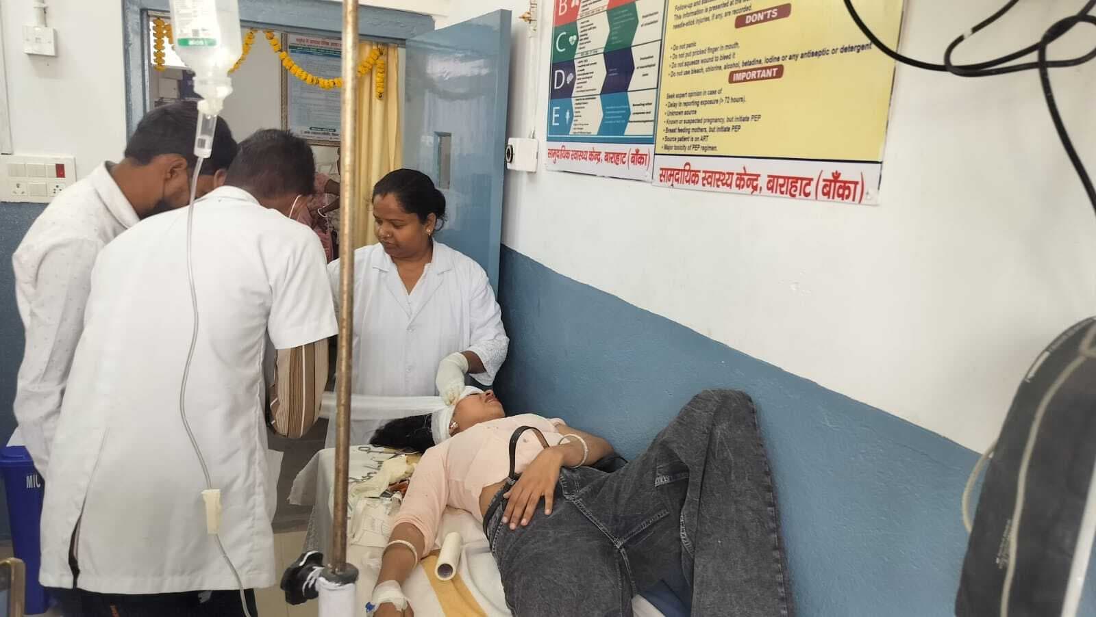 कार और ई-रिक्शा की टक्कर में पांच घायल