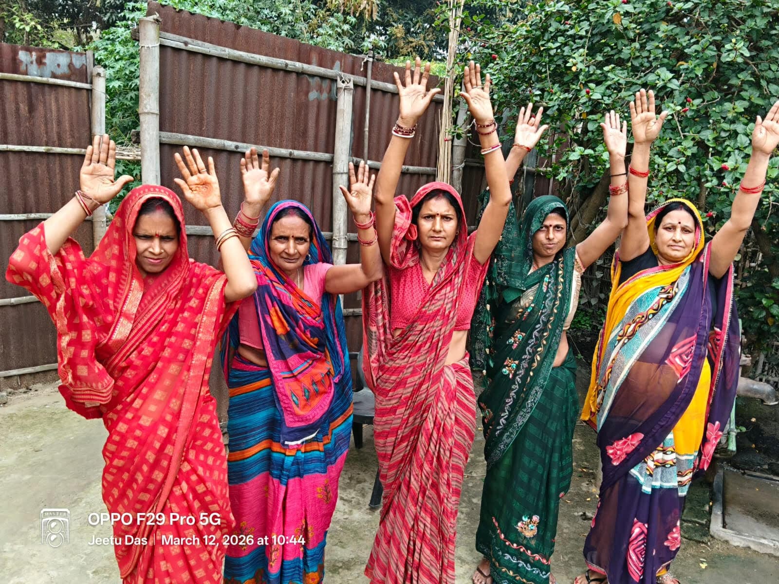 धोखे से हस्ताक्षर लेकर निकाल लिये जीविका के पैसे, किया प्रदर्शन