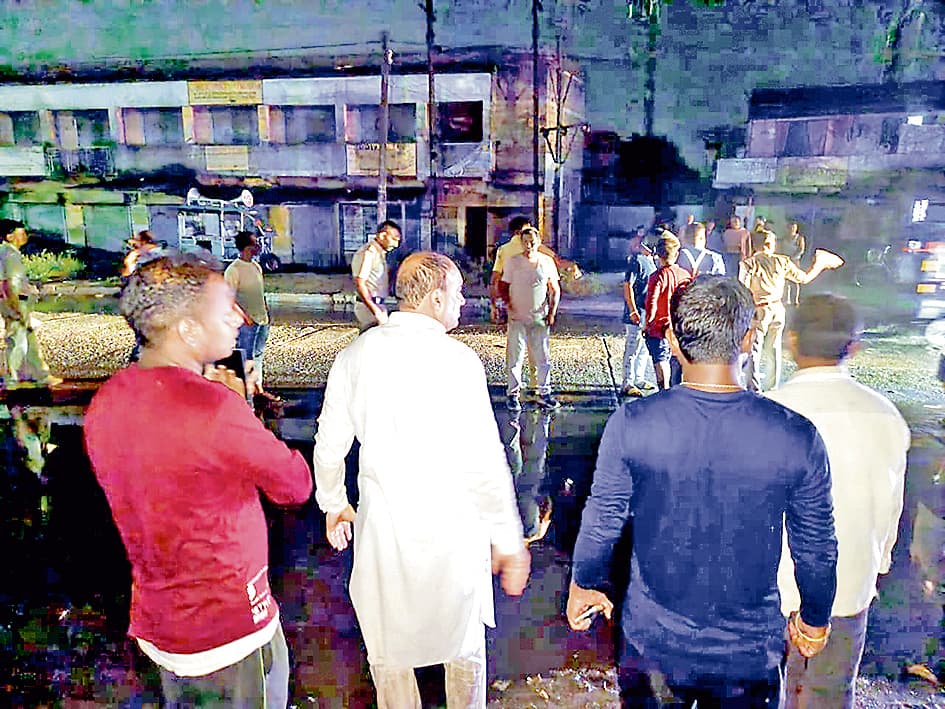 बांकुड़ा : ओवरलोड बालू ट्रकों के खिलाफ दुर्लभपुर में सड़क जाम