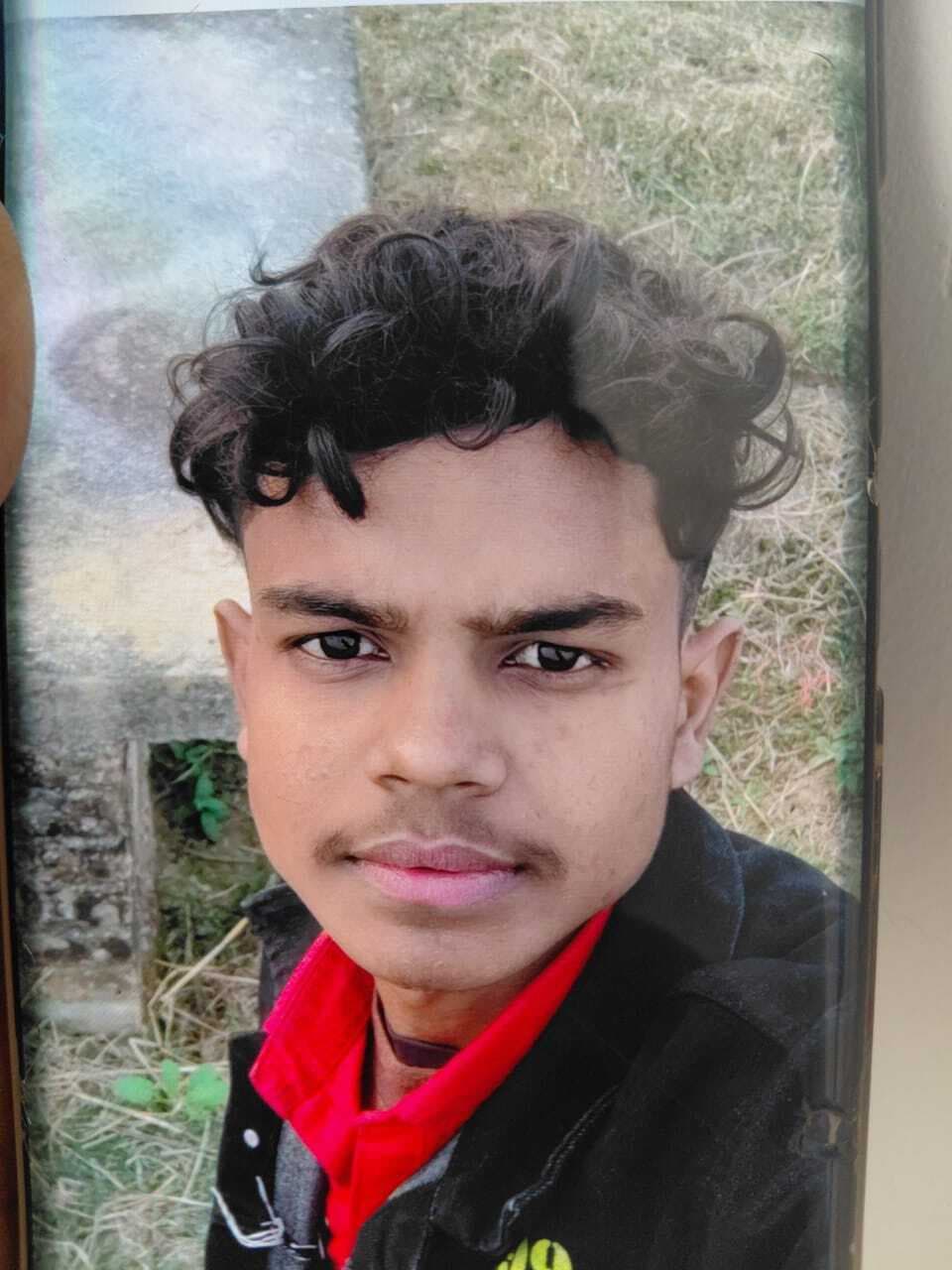 सड़क पर मिट्टी के ढेर से ट्रैक्टर पलटा, चालक की मौत