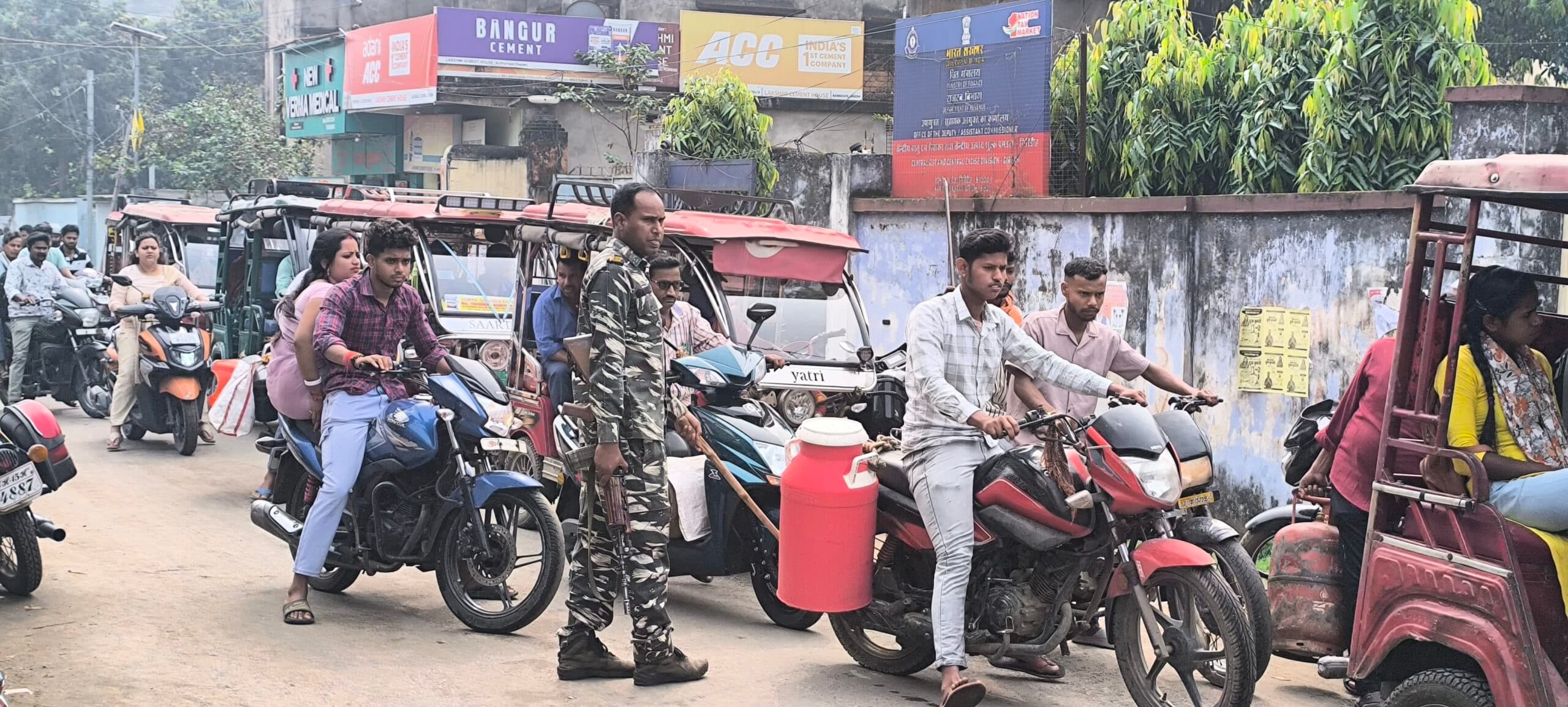 Giridih News :दिन भर एजेसियों का चक्कर काट रहे, कई ग्राहक बैरंग लौटे