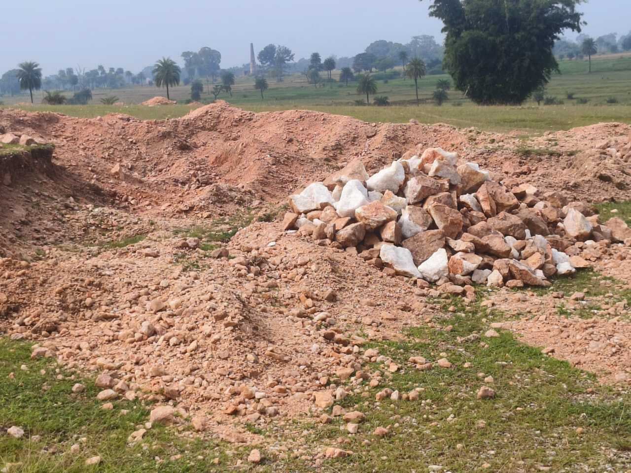 Giridih News :धड़ल्ले हो रही है सफेद पत्थरों की तस्करी