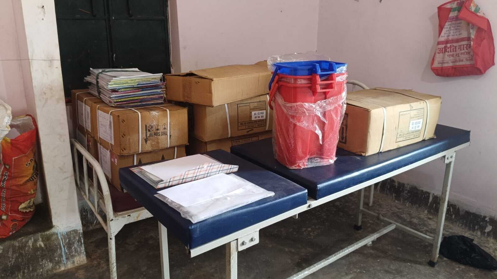 Giridih News :खेतको उप स्वास्थ्य केंद्र में उपलब्ध करायी गयी सामग्री