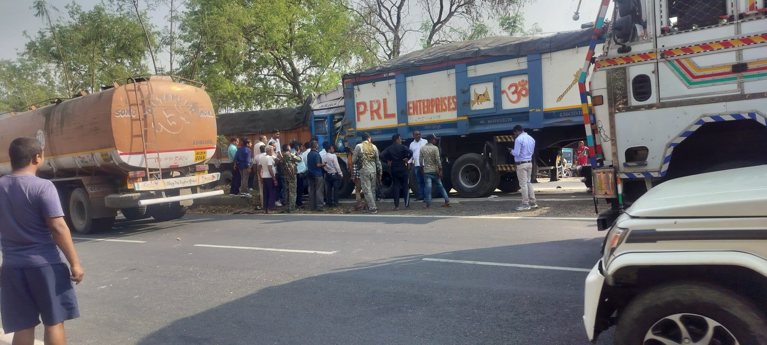 Giridih News :खड़े डंपर से ट्रक टकराया, स्टीयरिंग में फंसे चालक की मौत