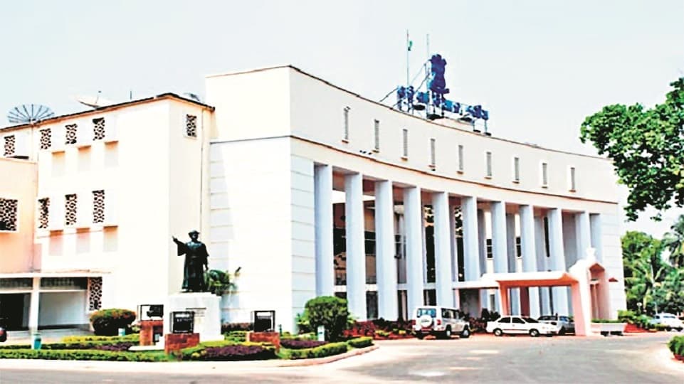 Bhubaneswar News: रसोई गैस की कमी के मुद्दे पर कांग्रेस विधायकों ने किया हंगामा, विस की कार्यवाही बाधित