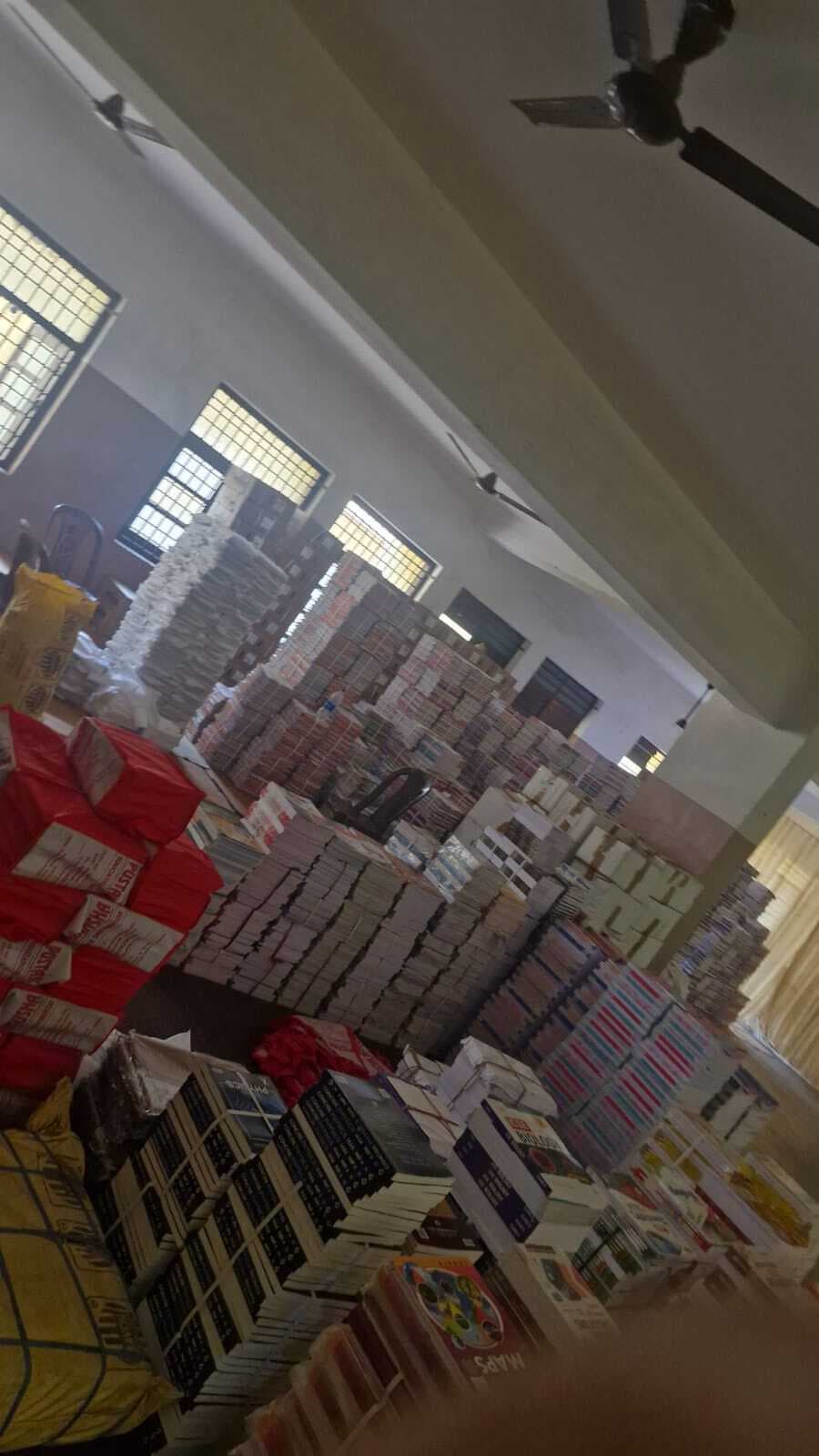 Jamshedpur News : शिकायत पर शिक्षा विभाग की टीम ने एसकेपीएस का किया निरीक्षण, स्कूल कैंपस में मिला किताब-कॉपी का भंडार