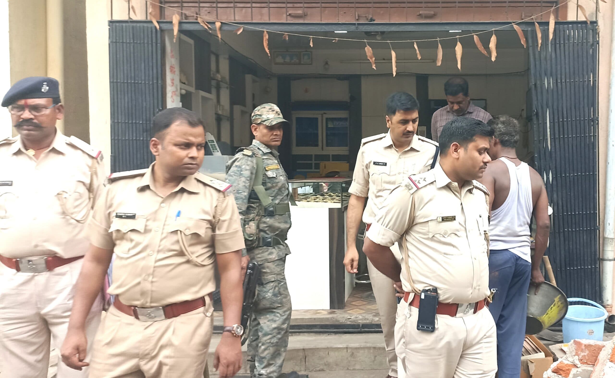 Dhanbad News: ज्वेलरी दुकान में लाखों की चोरी मामले में छह हिरासत में