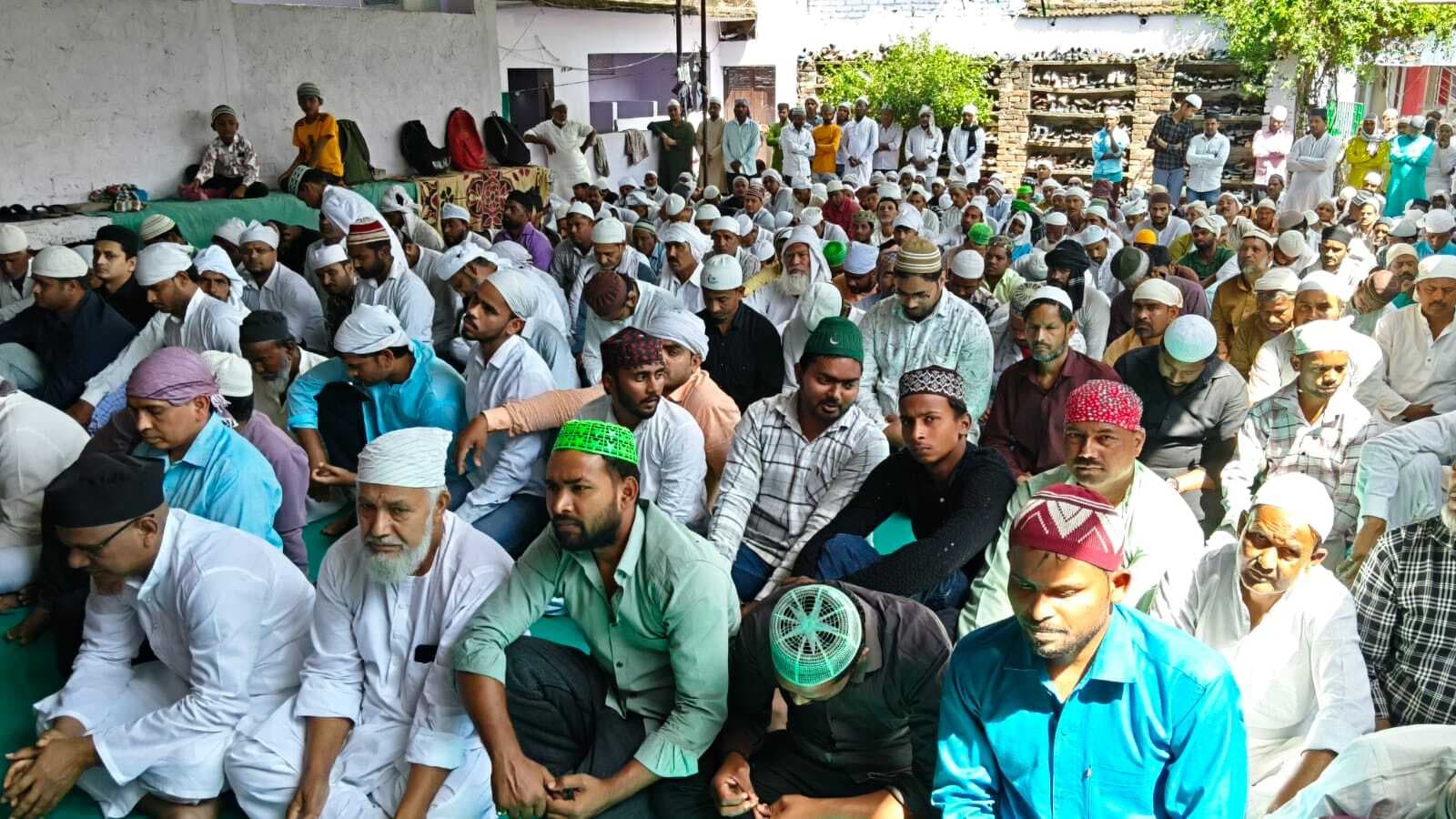 अलविदा जुमे की नमाज पर मस्जिदों में अमन-चैन के लिए उठे हजारों हाथ