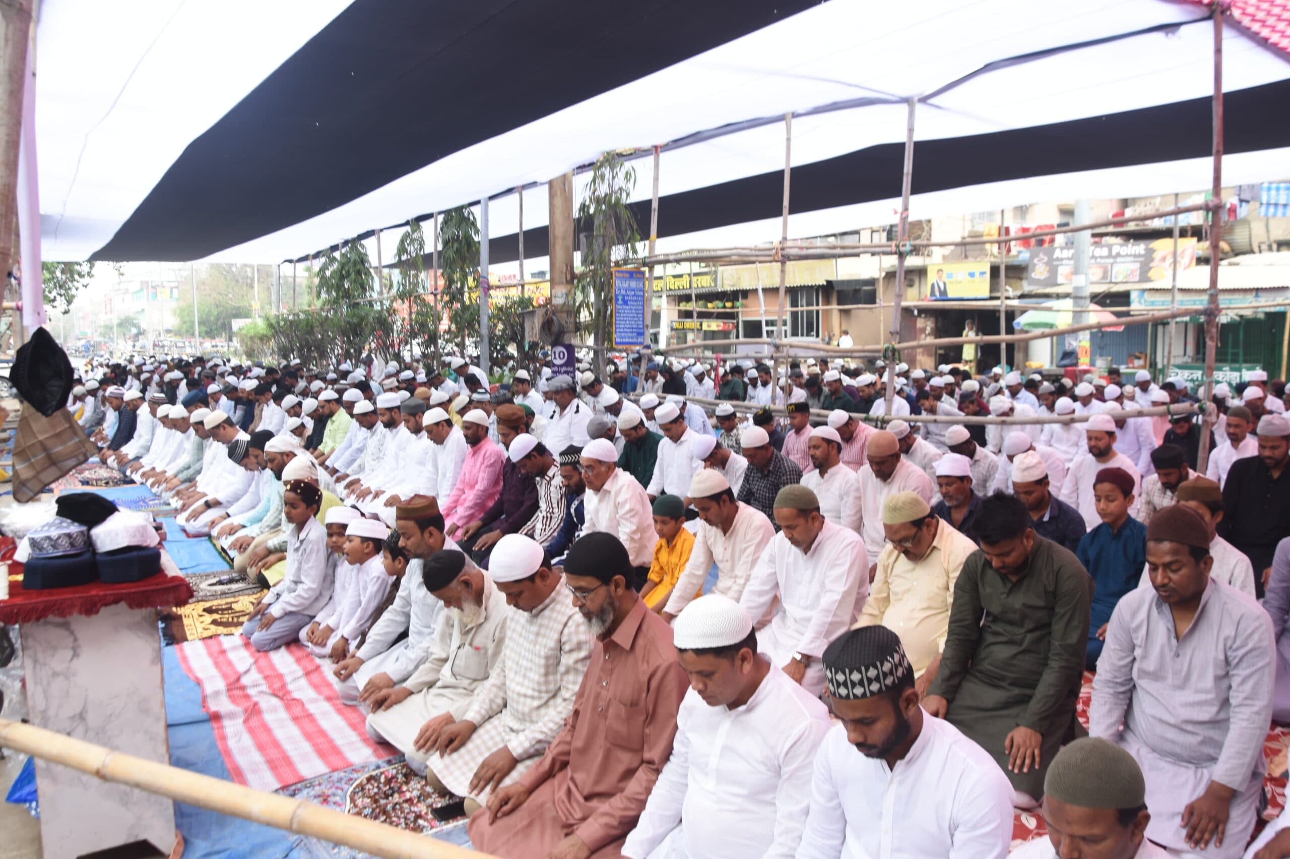 अलविदा जुमे की नमाज में उठी दुआएं: मस्जिदों में अमन व तरक्की को ले की गई इबादत